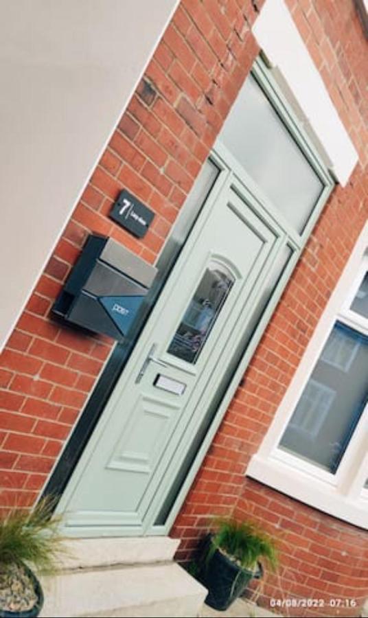 XxfabulousxX 4Bed semi, sleeps 8, 2 bathrooms Blackpool Bagian luar foto