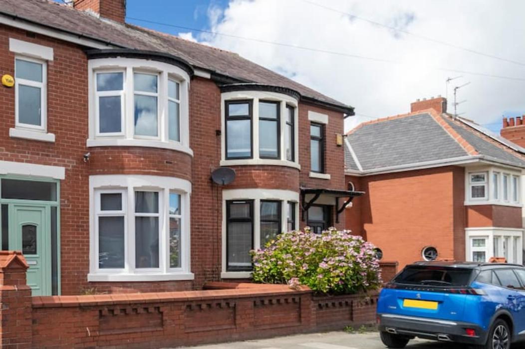 XxfabulousxX 4Bed semi, sleeps 8, 2 bathrooms Blackpool Bagian luar foto