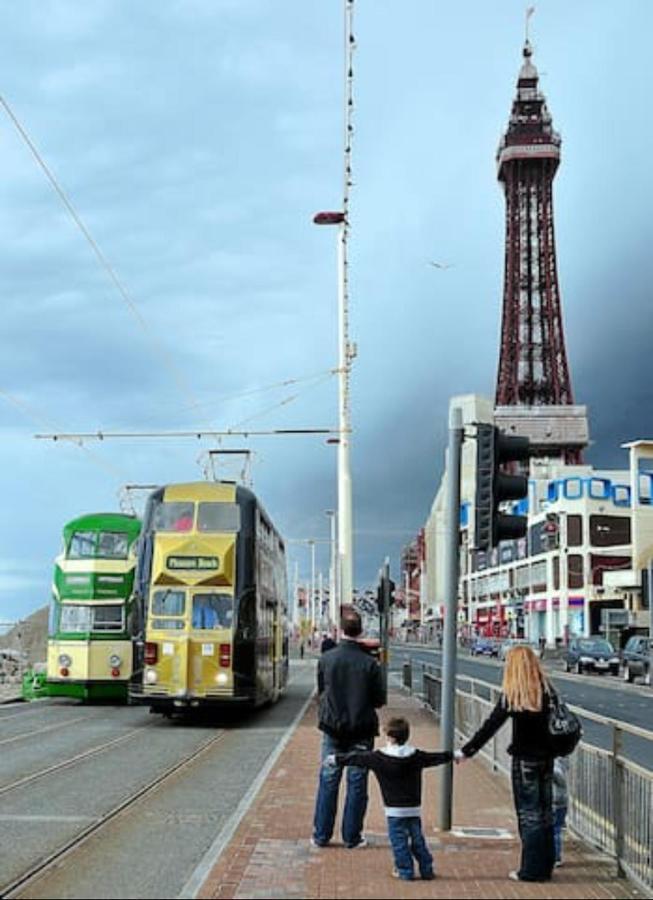 XxfabulousxX 4Bed semi, sleeps 8, 2 bathrooms Blackpool Bagian luar foto